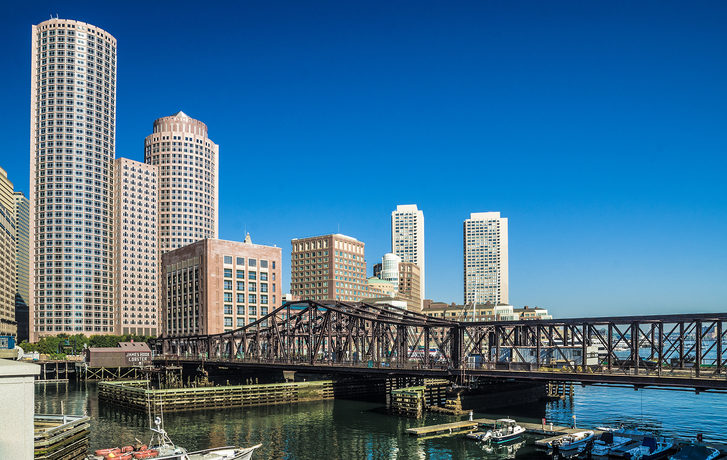 Bostonská panorama z přístavu v centrum města