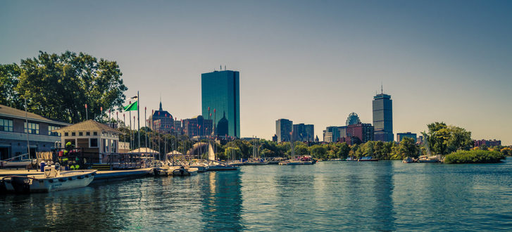 Řeka Charles v Bostonu a vpravo Prudential Tower - nejvyšší mrakodrap Bostonu