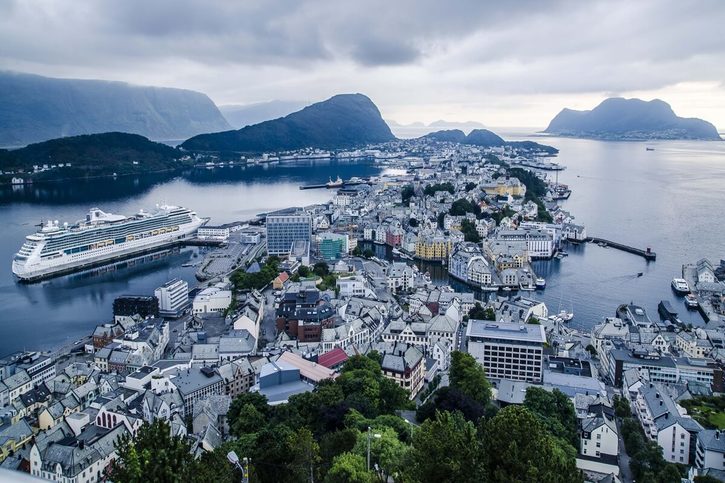 Ålesund – Pohľad na mesto v pozadí s výletnou loďou.