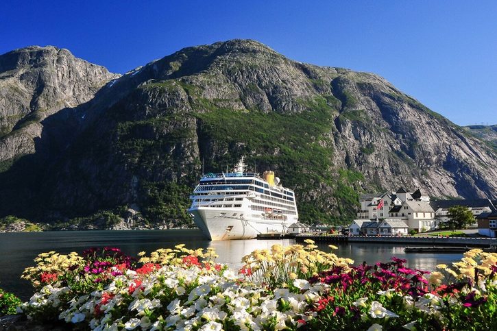 Eidfjord - Zakotvená výletná loď.