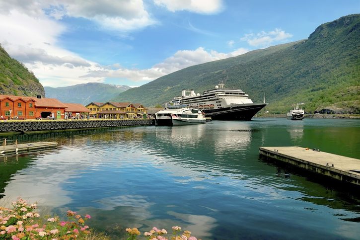 Flam - Výletná loď v prístave Flåm, Nórsko