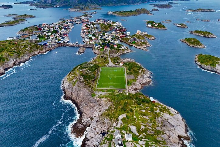 Svolvaer - Letecký pohľad na futbalové ihrisko.
