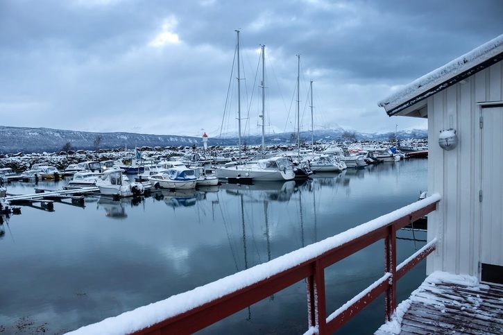Narvik - Prístav v Narviku s jachtami a loďami v zimnom období.