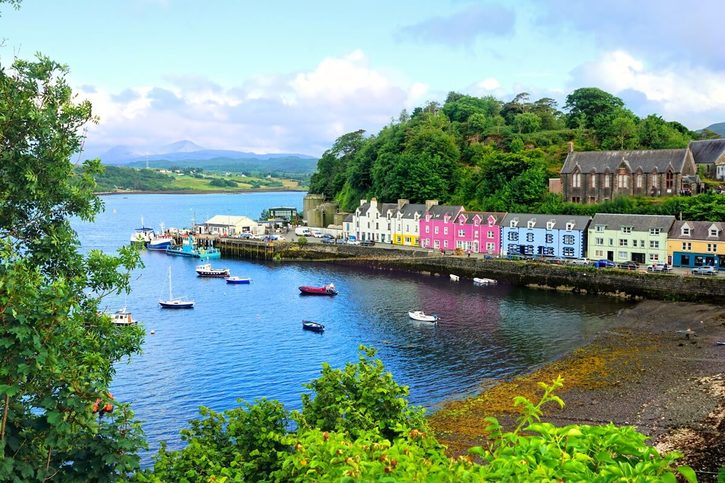 Skye – rybárska dedina Portree s prístavom.