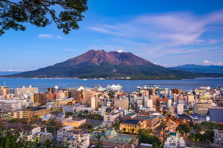 Pohled na město a sopku Sakurajimu v Kagoshimě, Japonsko 