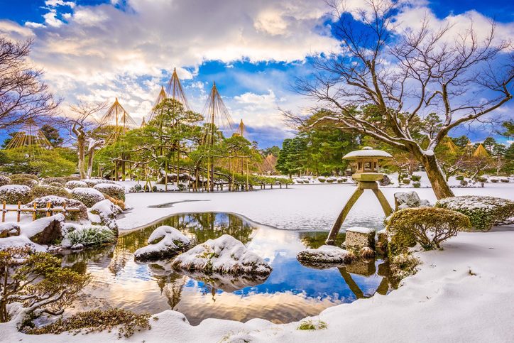 Kenrokuen v Kanazawě je oprávněně klasifikován jako jedna ze „tří nejkrásnějších zahrad krajiny“ v Japonsku vedle Mito Kairakuen a Okayama Korakuen