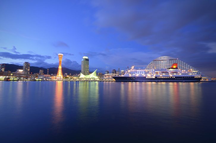 Pohled na přístavní město Kobe s kotvící výletní lodí, Japonsko