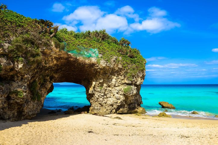 Skalní útvar na pláži Sunayama, Miyakojima, Japonsko