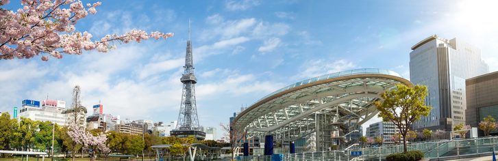 Městské panorama s věží v Nagoyi, Japonsko