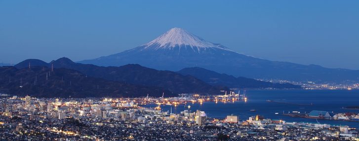 Večerní pohled na město Shimizu a horu Mt. Fuji, Japonsko