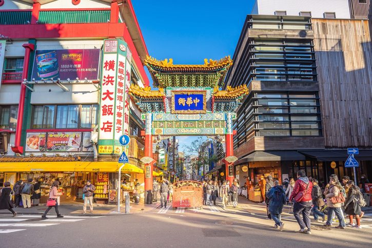 Čínská čtvrť Jokohama, největší čínská čtvrť v Japonsku. Byla vyvinuta poté, co se v roce 1859 otevřel přístav Jokohama zahraničnímu obchodu