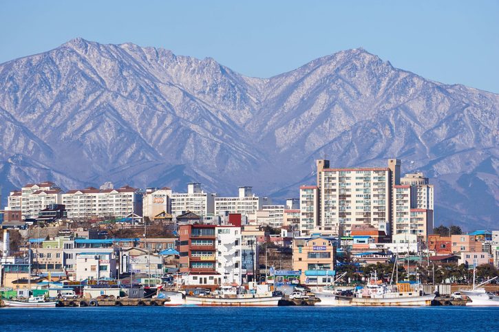 Sokcho - pohled na město a krásné hory, Jižní Korea