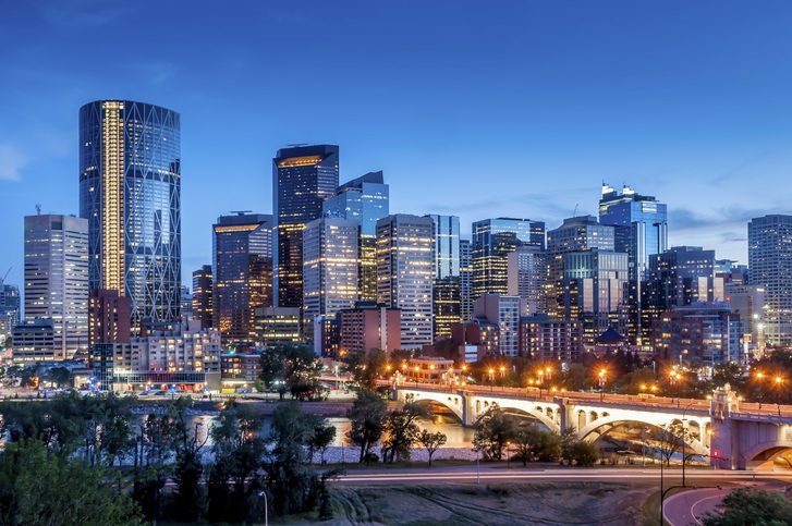 Pohled na noční Calgary s řekou Bow River