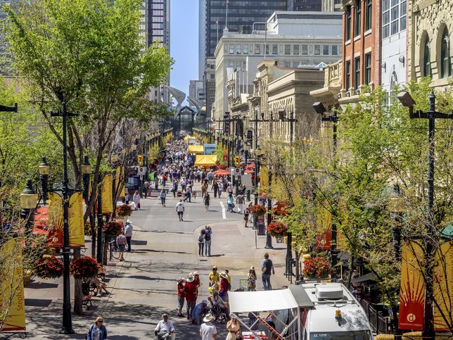 Nákupní a pěší třída Stephen Avenue v Calgary