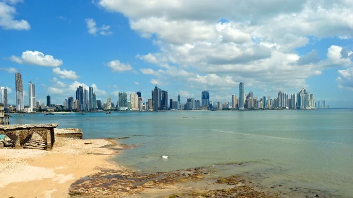 Pobřeží s městem Panama City