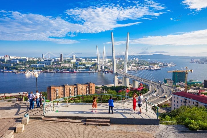 Pohled s výhledem na Zlatý most Zolotoy. Jedná se o lanový most přes Zolotoy Rog (Zlatý roh) ve Vladivostoku v Rusku