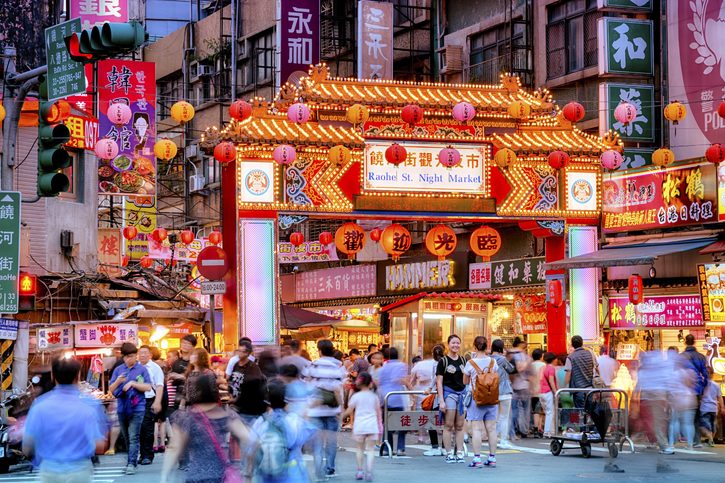 Toto je vstup na slavný Raohe street night market, kam mnoho turistů a místních chodí vyzkoušet místní jídlo a nákupy, Tchaj-wan