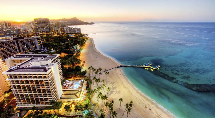 Pohled na pobřeží pláže Waikiki, Havaj