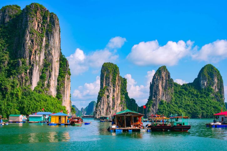 Plovoucí vesnice a skalní ostrovy v Halong Bay, Vietnam