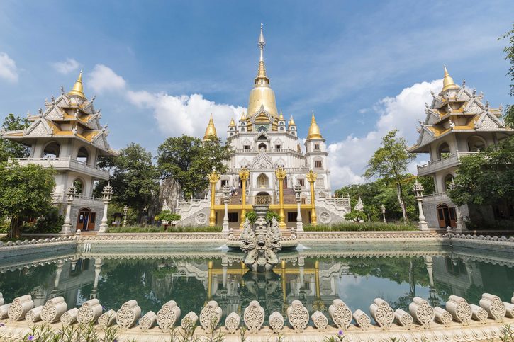 Pagoda Buu Long je komplex s nádhernou architekturou v Phu My, Vietnam