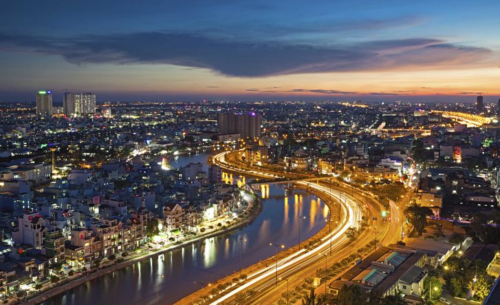 Pohled na večerní město Phu My, Vietnam