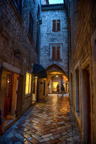 Kotor - Večerný pohľad na uličky Starého Mesta v Kotore