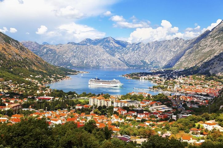 Pohľad na historické mesto Kotor a malebný Kotorský záliv.