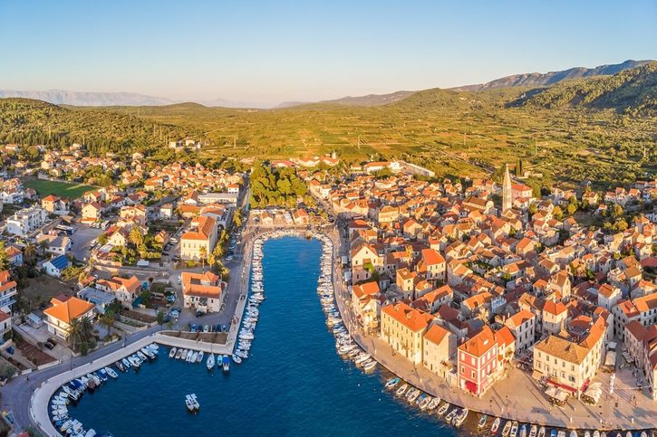 Hvar - Letecký pohľad na Stari Grad. Hvar - Letecký pohľad na Stari Grad.
