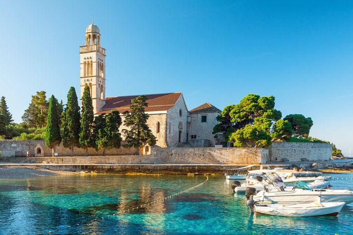 Hvar – Tyrkysová voda zálivu Jaderského mora a Františkánsky kláštor Hvar – Tyrkysová voda zálivu Jaderského mora a Františkánsky kláštor