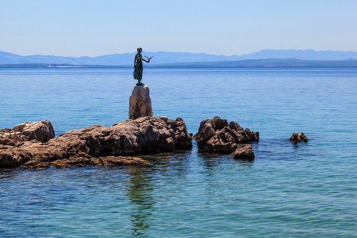 Opatija - Bronzová socha Dievčaťa s čajkou (Djevojka s galebom)