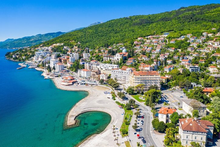 Opatija - Letecký pohľad na letovisko Opatija a pláž Slatina