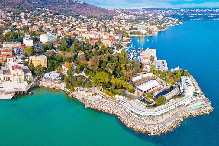 Letecký pohľad na letovisko Opatija a pláž Slatina