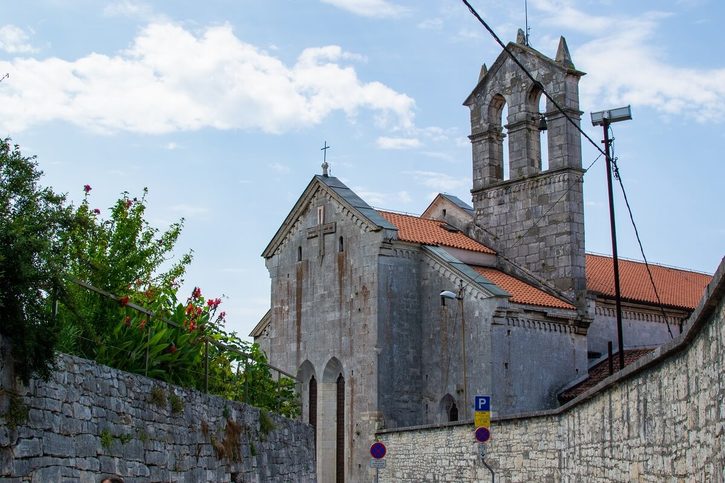 Pula - Kostol a kláštor sv. Františka