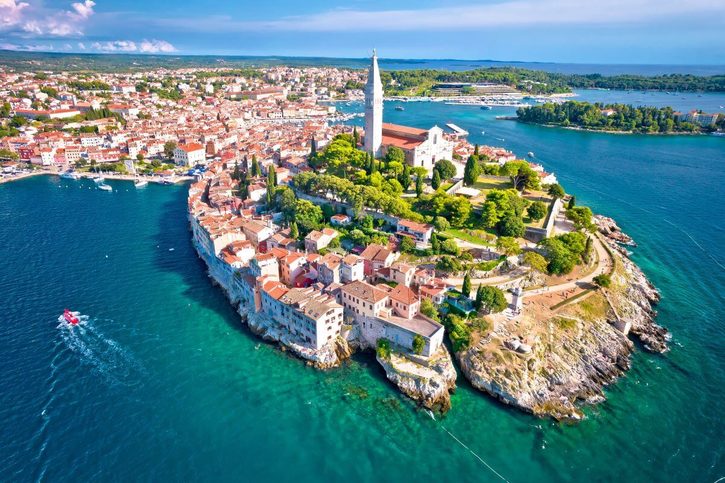 Rovinj - Historické centrum Rovinje na poloostrově z leteckého pohledu