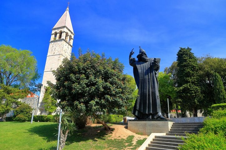 Split - Benátská zvonice a socha biskupa Řehoře Ninského 