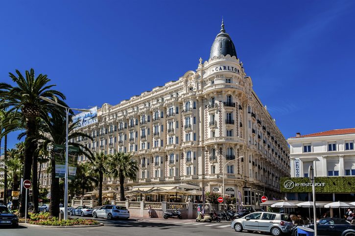 Luxusní hotel InterContinental Carlton postavený v r. 1911 na promenádě La Croisette.