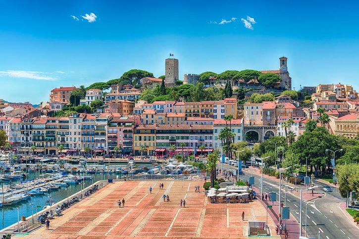 Cannes - Letecký pohľad na Starý prístav a štvrť Le Suquet