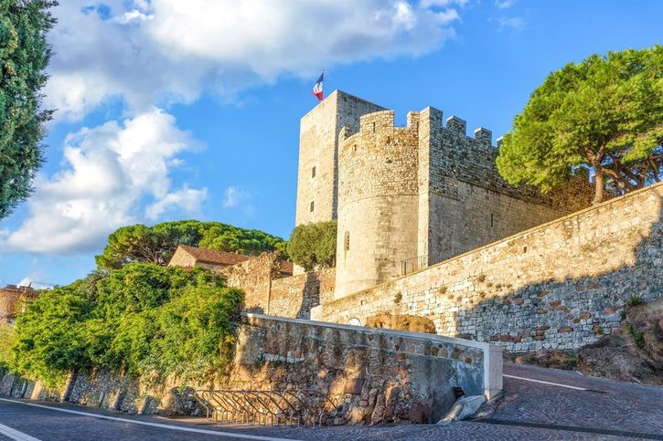 Cannes - Pohľad na stredoveký hrad Castre