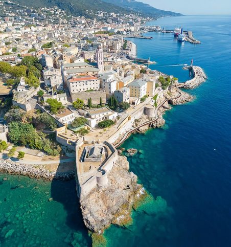 Bastia – Letecký pohľad na Bastiu s citadelou Terra Nova a prístavom Port de Bastia