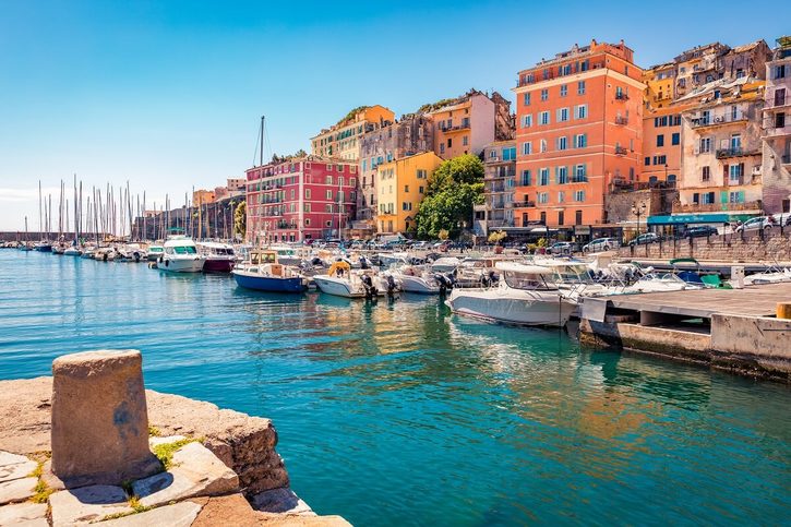 Bastia – Farebné domy na nábreží prístavu Port de Bastia