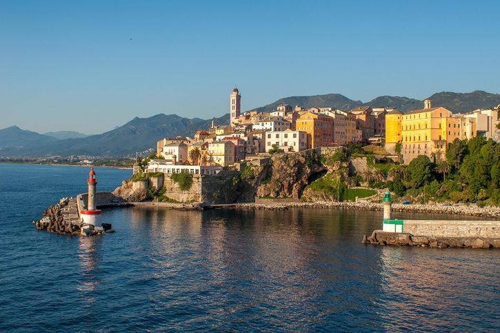 Bastia – Pohľad na historické centrum Bastie, maják a prístav Port de Bastia