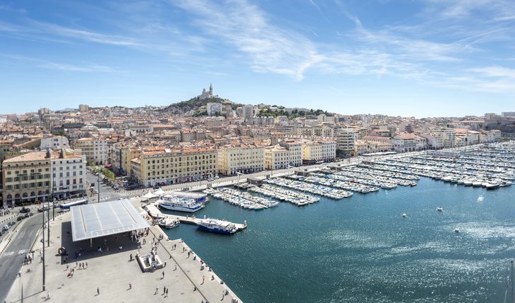 Starý přístav a pohled na baziliku Notre Dame de la Garde.