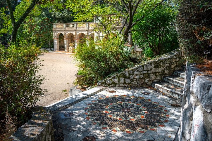 Mozaikový design schodiště vedoucího ke starověkému hradu na Castle Hill