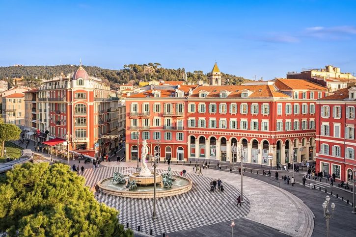 Náměstí Place Massena s kašnou v Nice.