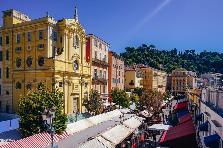 Tržní ulice Cours Saleya na Starém Městě.