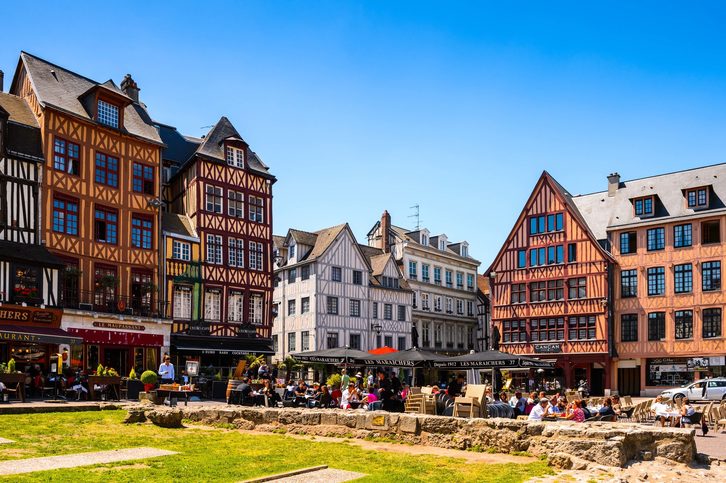 Architektura Joanova náměstí D 'Arc v Rouenu, hlavní město regionu Horní Normandie a historické hlavní město Normandie, Francie
