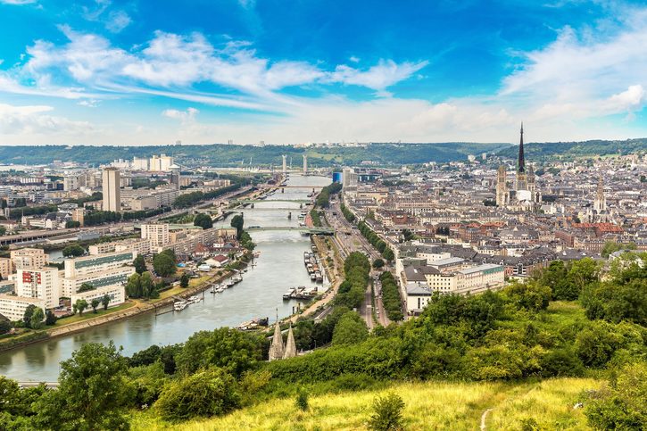 Panoramatický letecký pohled na Rouen v krásném letním dni, Francie