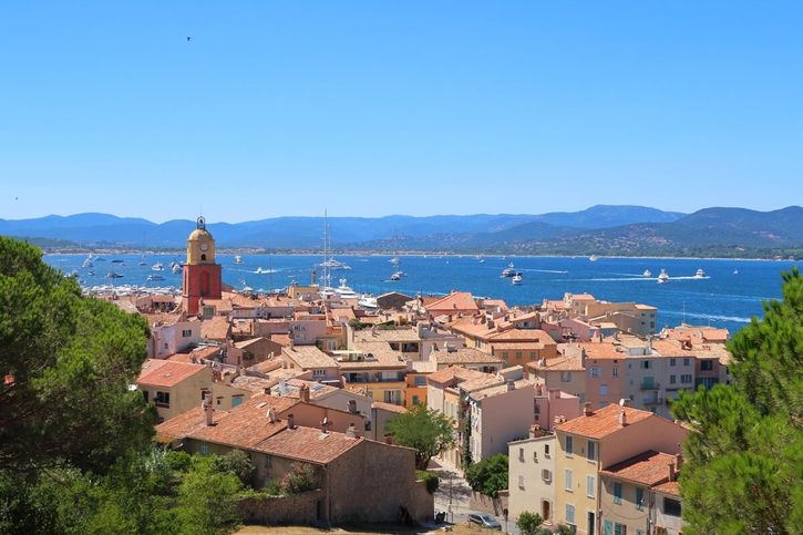 Saint-Tropez – Pohľad na mesto so zvonicou.