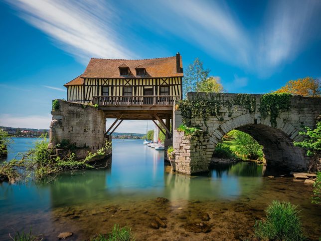 Starý hrázděný vodovodní mlýn ve Vernon, Normandie, Francie