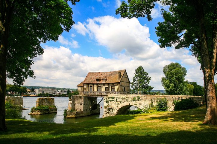 Starý hrázděný vodovodní mlýn ve Vernon, Normandie, Francie